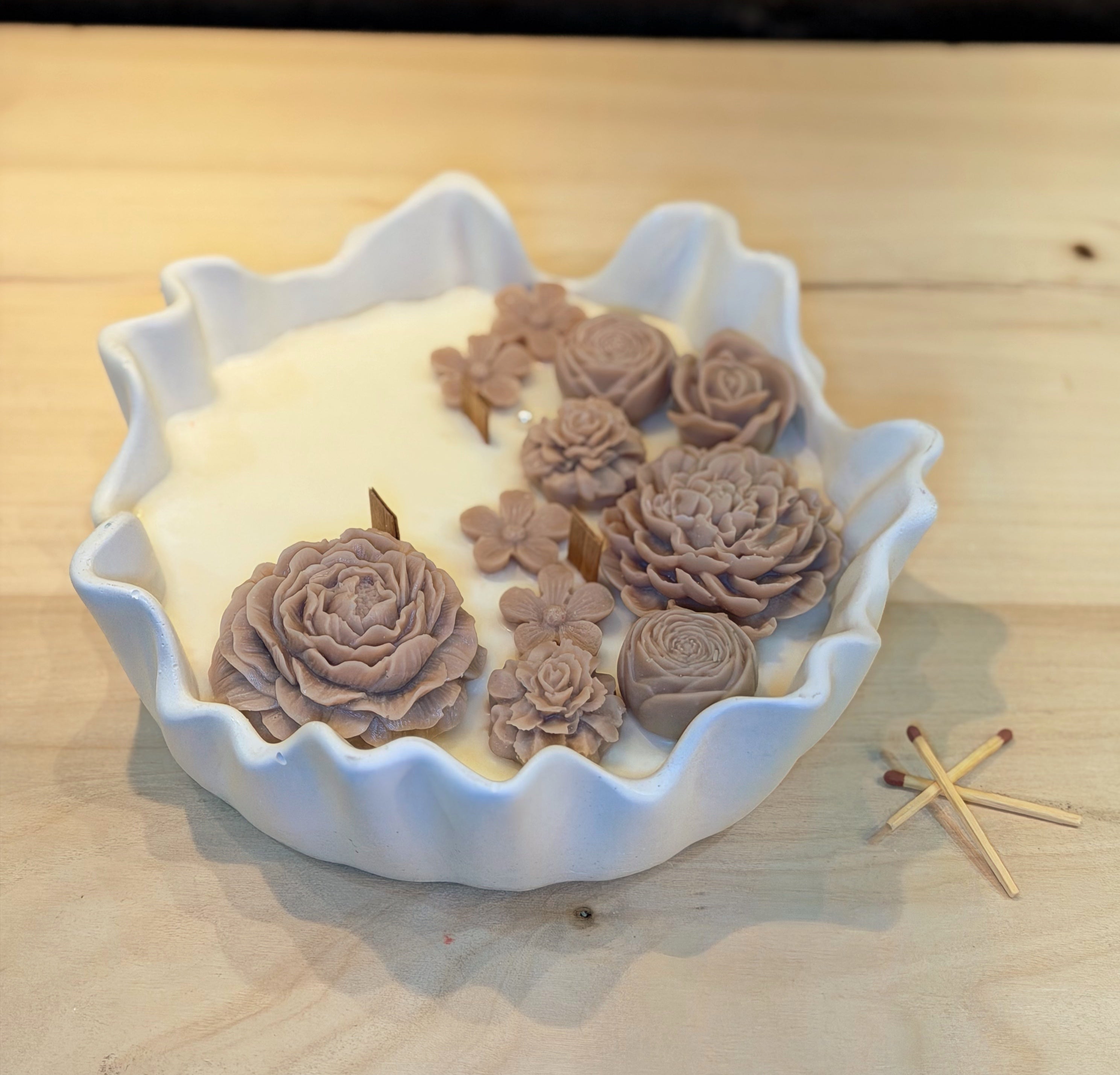 Decoratieve schalen met wasbloemen