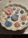 Decoratieve schaal met blauwe en roze bloemen