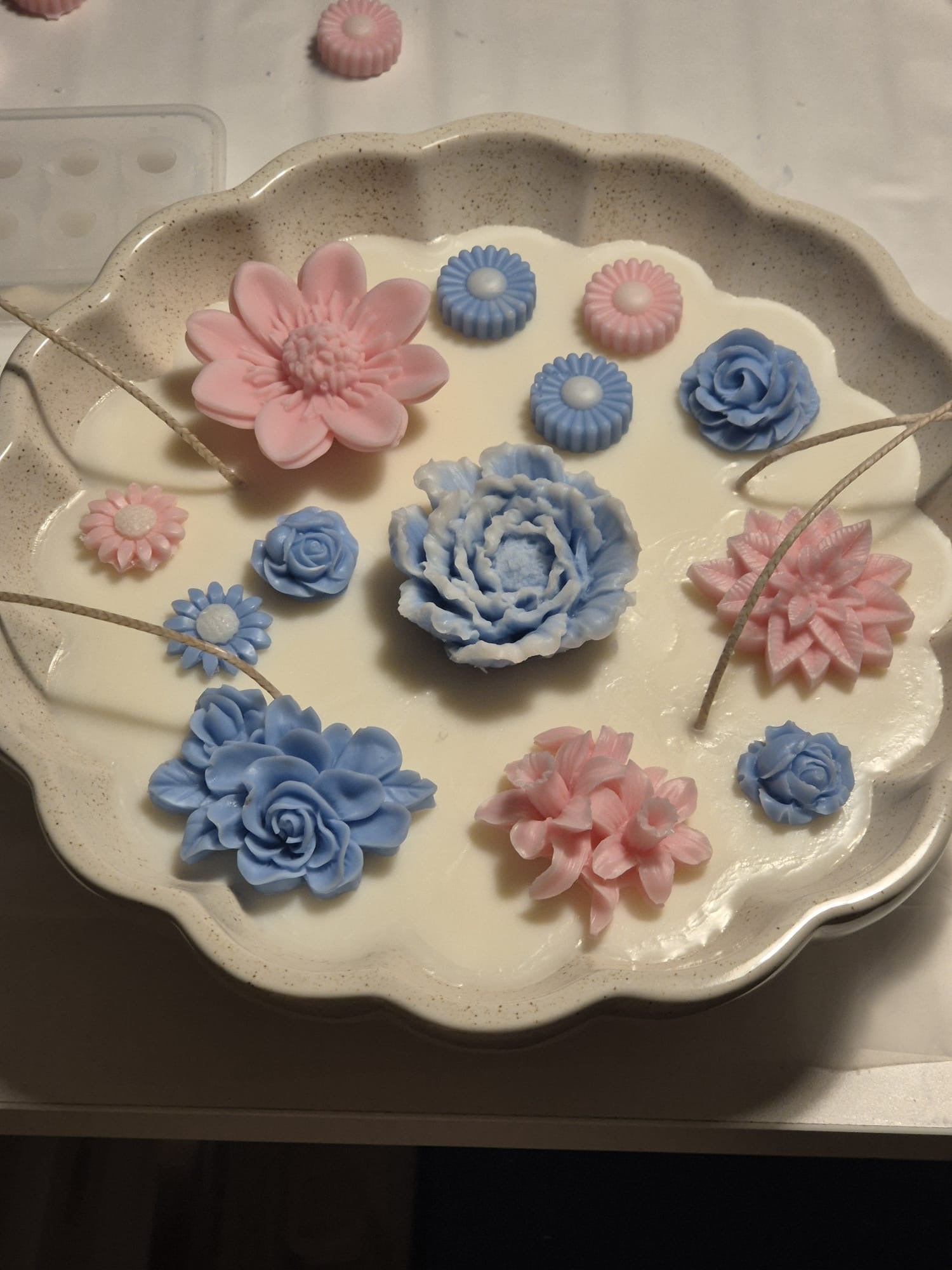 Decoratieve schaal met blauwe en roze bloemen