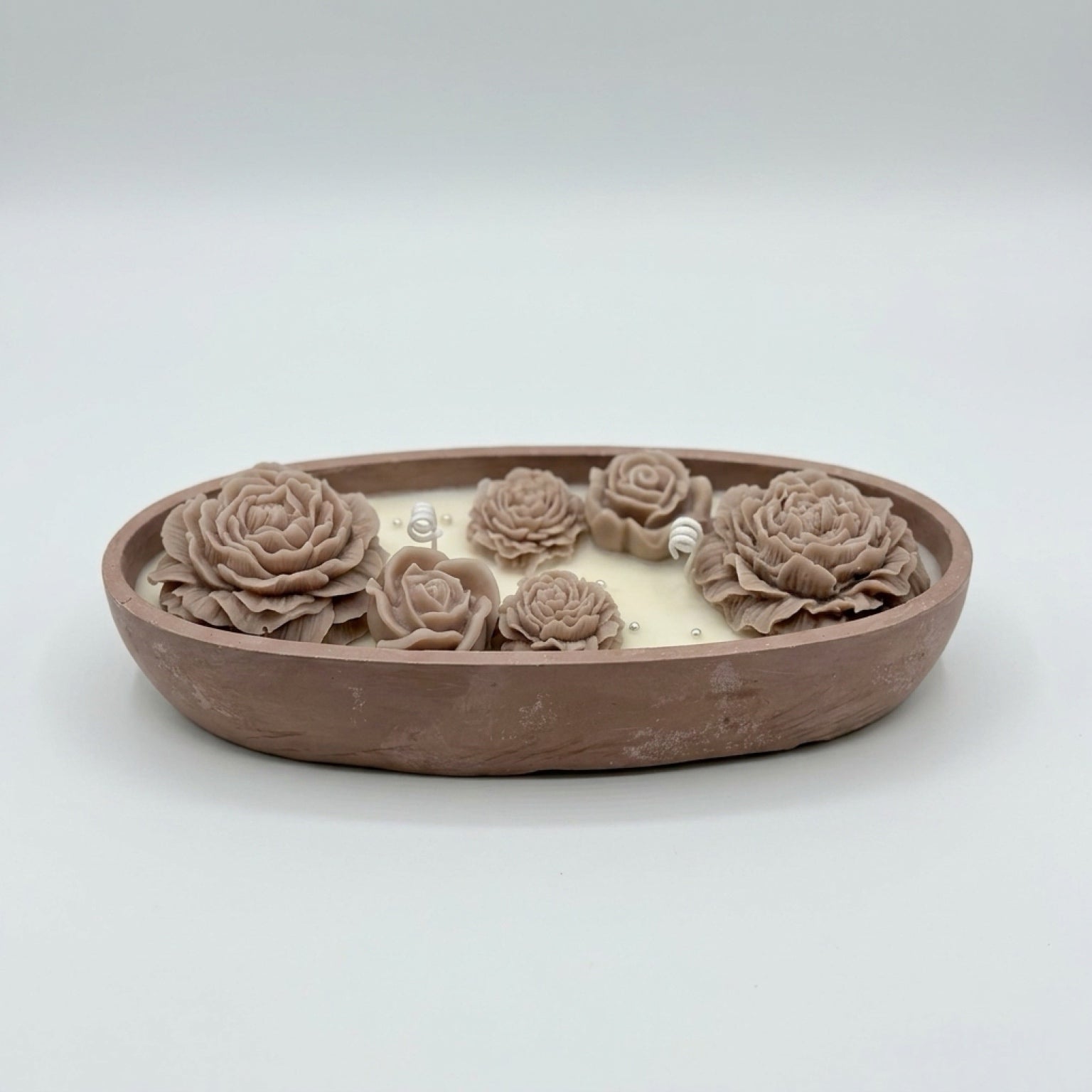 Decoratieve schaal met bloemen