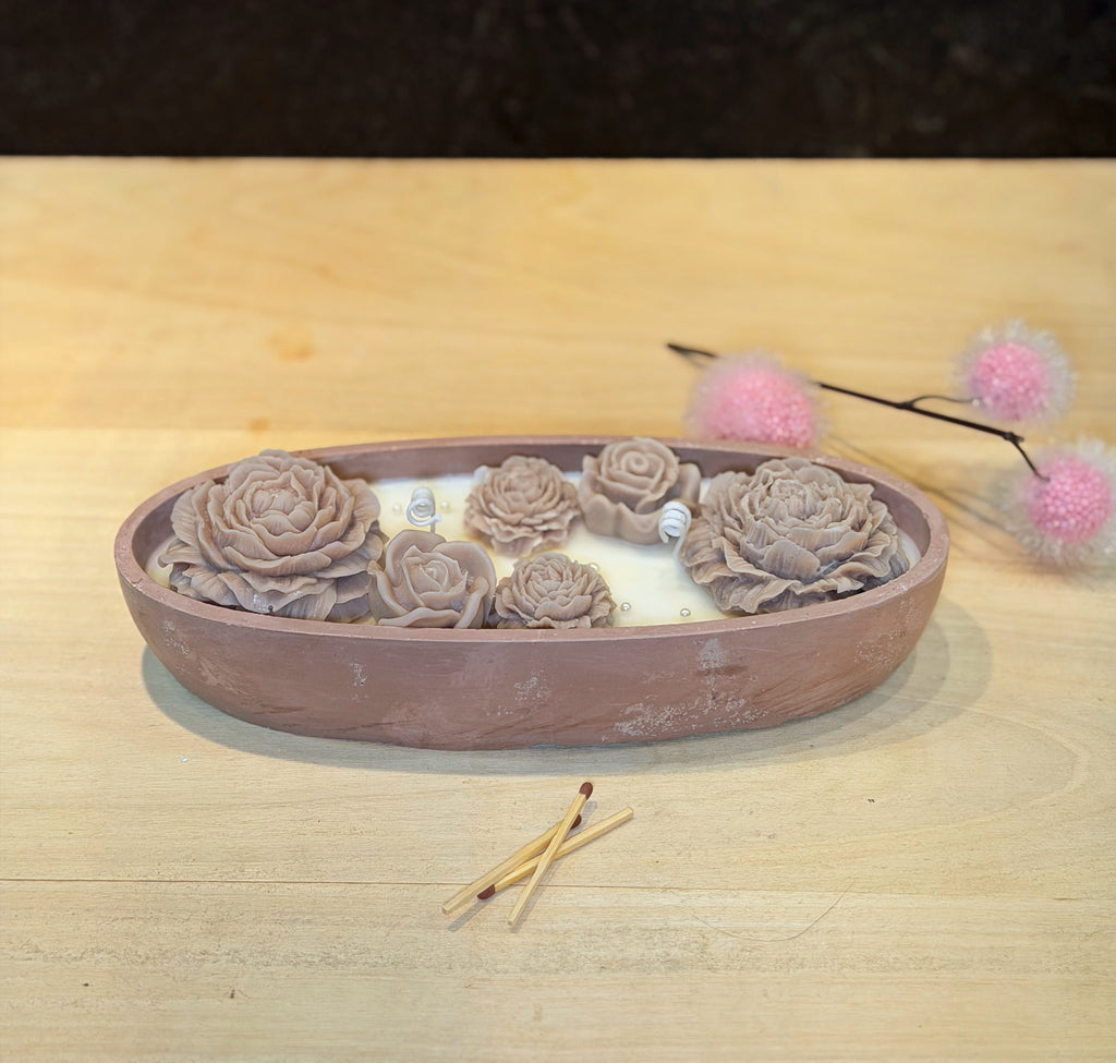 Decoratieve schaal met bloemen